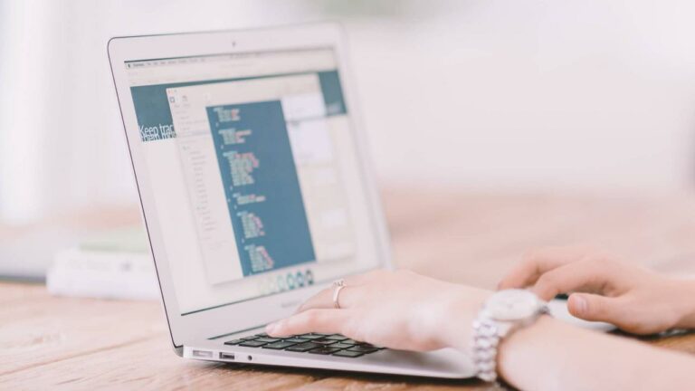 Personne mettant &agrave; jour le contenu de son site internet