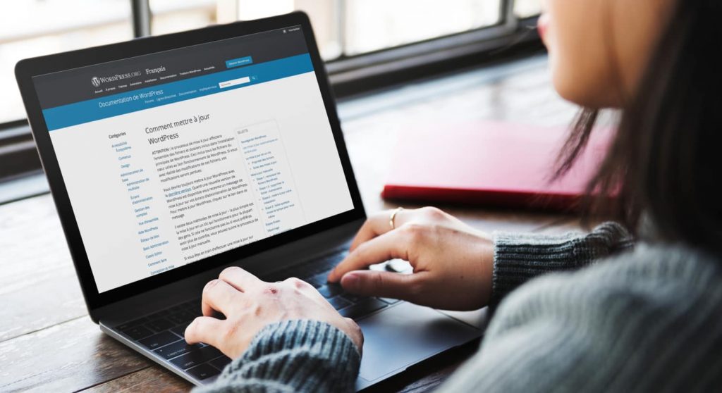 Femme se renseignant sur comment mettre à jour WordPress